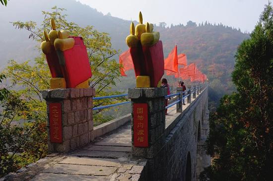 山西大寨村：山西省晋中市昔阳县的一个小山村，大寨村之所以名闻天下，是因为在新中国成立以后，村里出了个陈永贵，在他的领导下，大寨村民自力更生、战天斗地、艰苦创业，重新安排家乡的山河面貌，从而引起了世人的景仰。